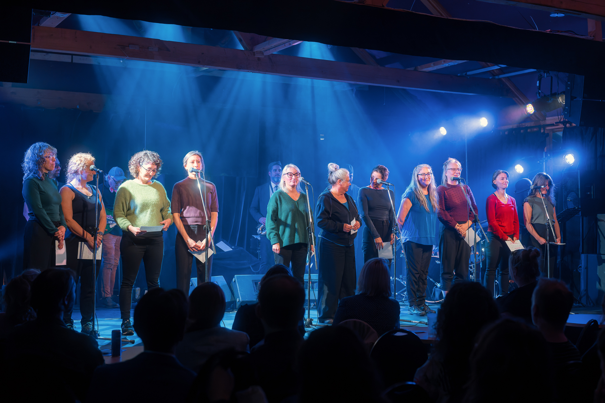 La poète Anick Arsenault a joint sa voix à celles de dix autres femmes : Flavie Boucher, Valery Chassé, Émilie Couture, Mylène Desrosiers, Julie Galibois, Francisca Jaramillo, Margaret Kraenzel, Christina Lamarre, Michèle Ouellet et Joyce Truchon. Crédit photo : Anthony François pour CBSL.